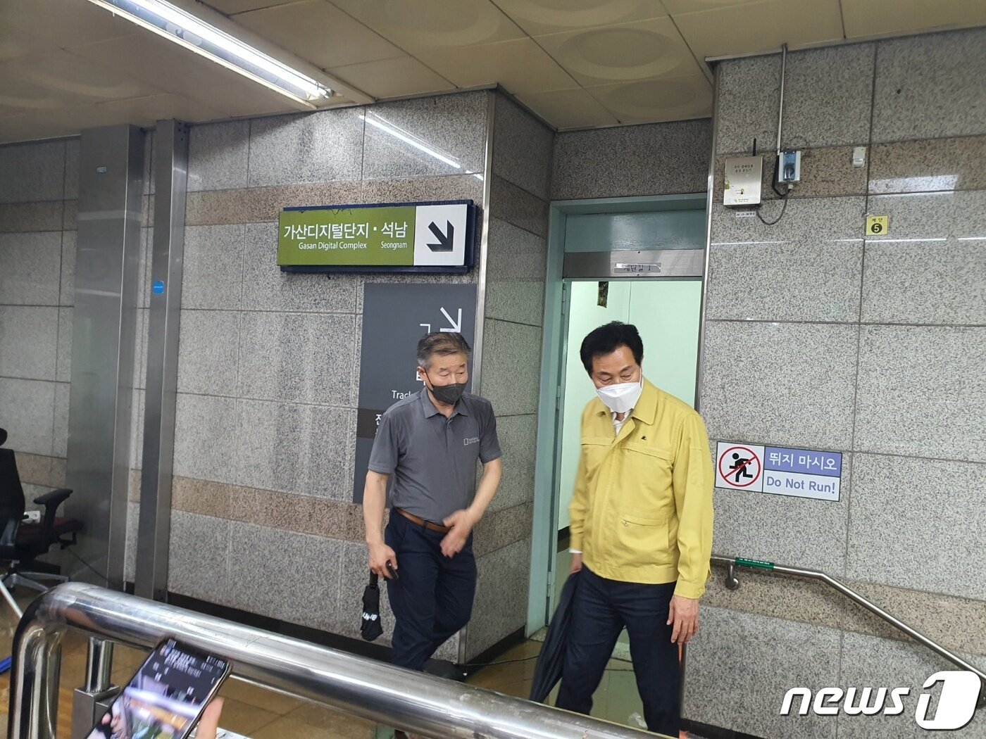 본문 이미지 - 오세훈 서울시장이 8일 폭우 피해를 입은 서울 이수역에 도착해 현장 상황을 살펴보고 있다. (서울시 제공) 2022.8.8/뉴스1 ⓒ News1 이성철 기자
