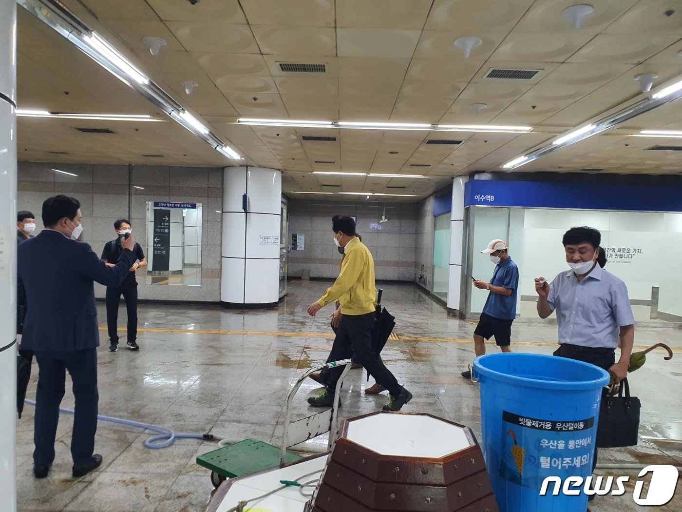 (서울=뉴스1) 이성철 기자 = 오세훈 서울시장이 8일 폭우 피해를 입은 서울 이수역에 도착해 현장 상황을 살펴보고 있다. (서울시 제공) 2022.8.8/뉴스1