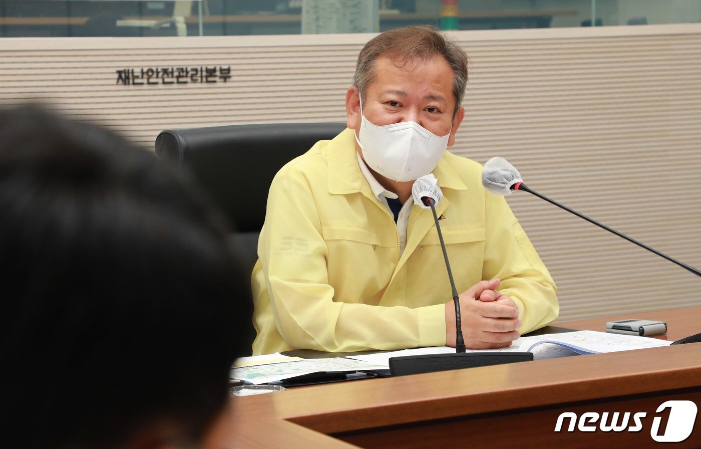 본문 이미지 - 이상민 행정안전부 장관이 8일 밤 정부세종2청사 중앙재난안전상황실에서 집중호우로 인한 침수 피해 등 상황점검 회의를 주재하고 있다. 이 장관은 22시부터 현재 시간까지 점검회의를 이어가고 있다. (행정안전부 제공) 2022.8.8/뉴스1