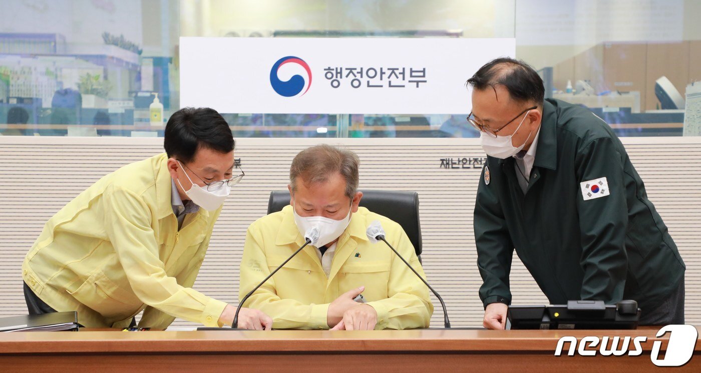 본문 이미지 - 이상민 행정안전부 장관이 8일 밤 정부세종2청사 중앙재난안전상황실에서 집중호우로 인한 침수 피해 등 상황점검 회의를 주재하고 있다. 이 장관은 22시부터 현재 시간까지 점검회의를 이어가고 있다. (행정안전부 제공) 2022.8.8/뉴스1