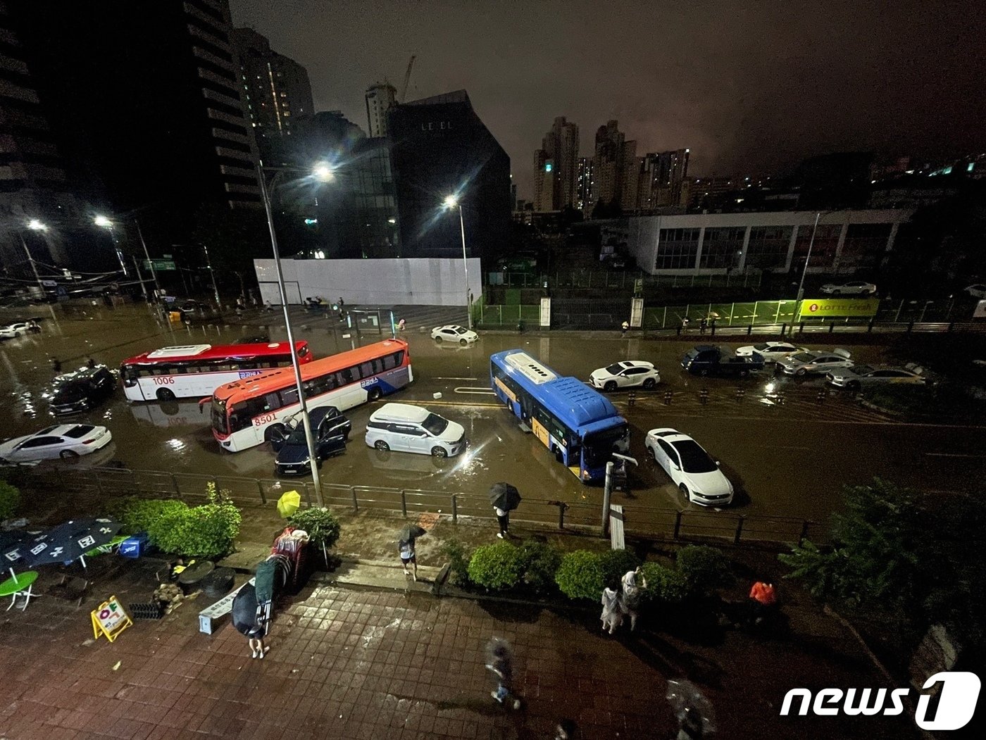 본문 이미지 - 8일 서울 서초구 진흥아파트 인근 도로가 침수돼 차량이 물에 잠겨 있다.  ⓒ News1 송원영 기자