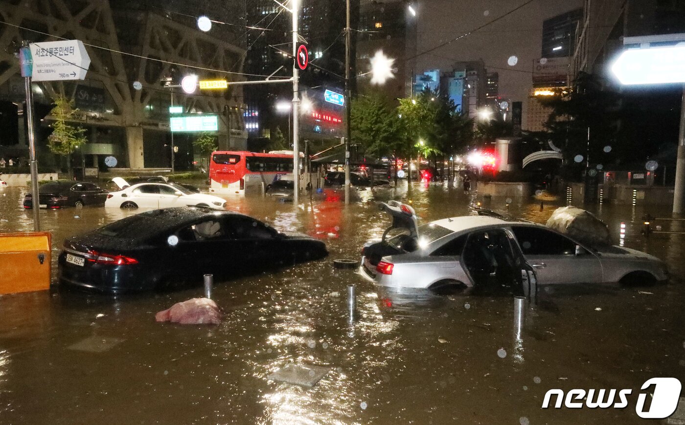 본문 이미지 - 8일 밤 서울 서초구 진흥아파트 인근 도로가 침수돼 차량이 물에 잠겨 있다. ⓒ News1 송원영 기자