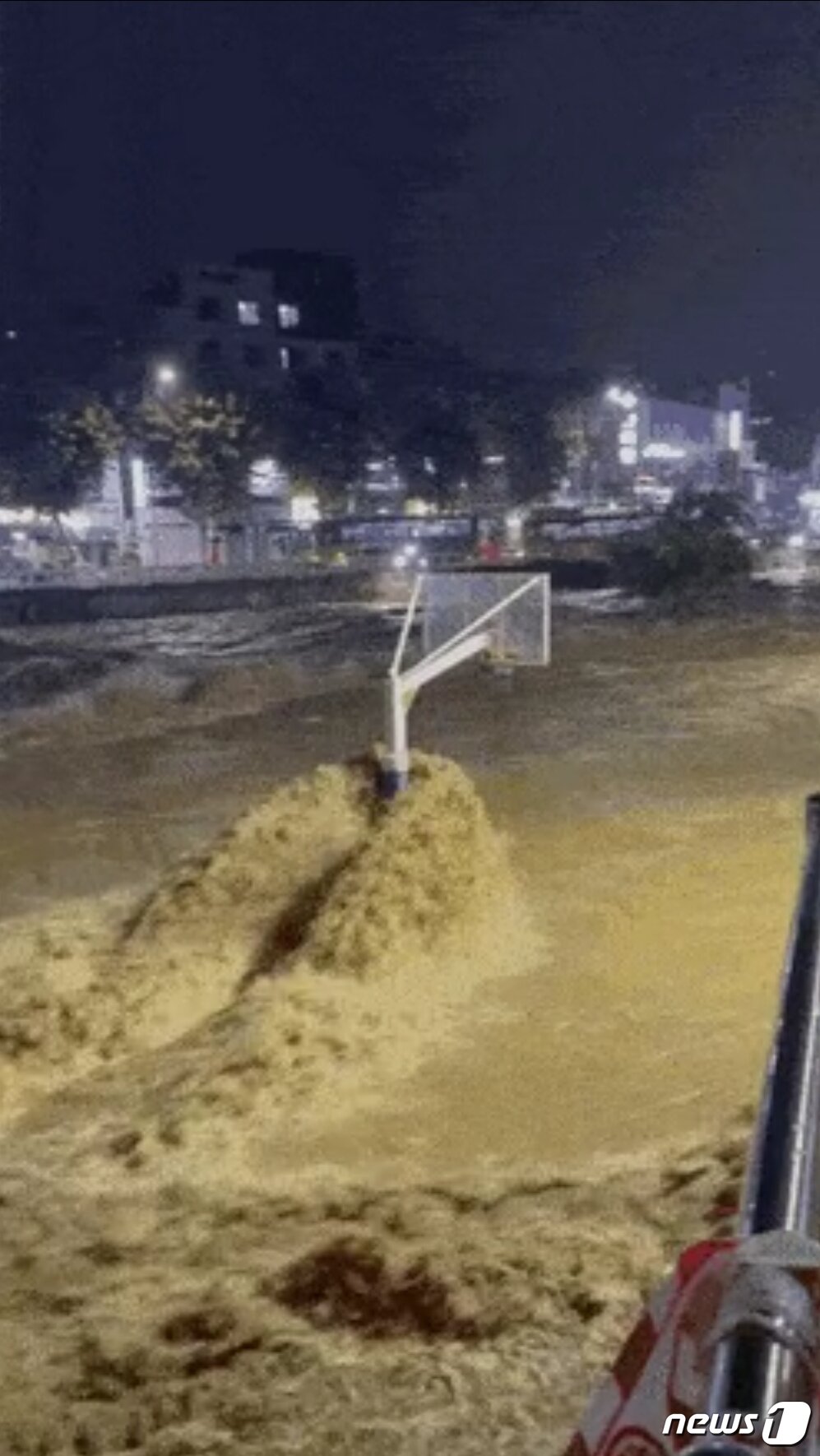 본문 이미지 - 8일 밤 서울 도림천이 범람하고 있다. (SLR 캡쳐) 2022.8.8/뉴스1 ⓒ News1 이성철 기자
