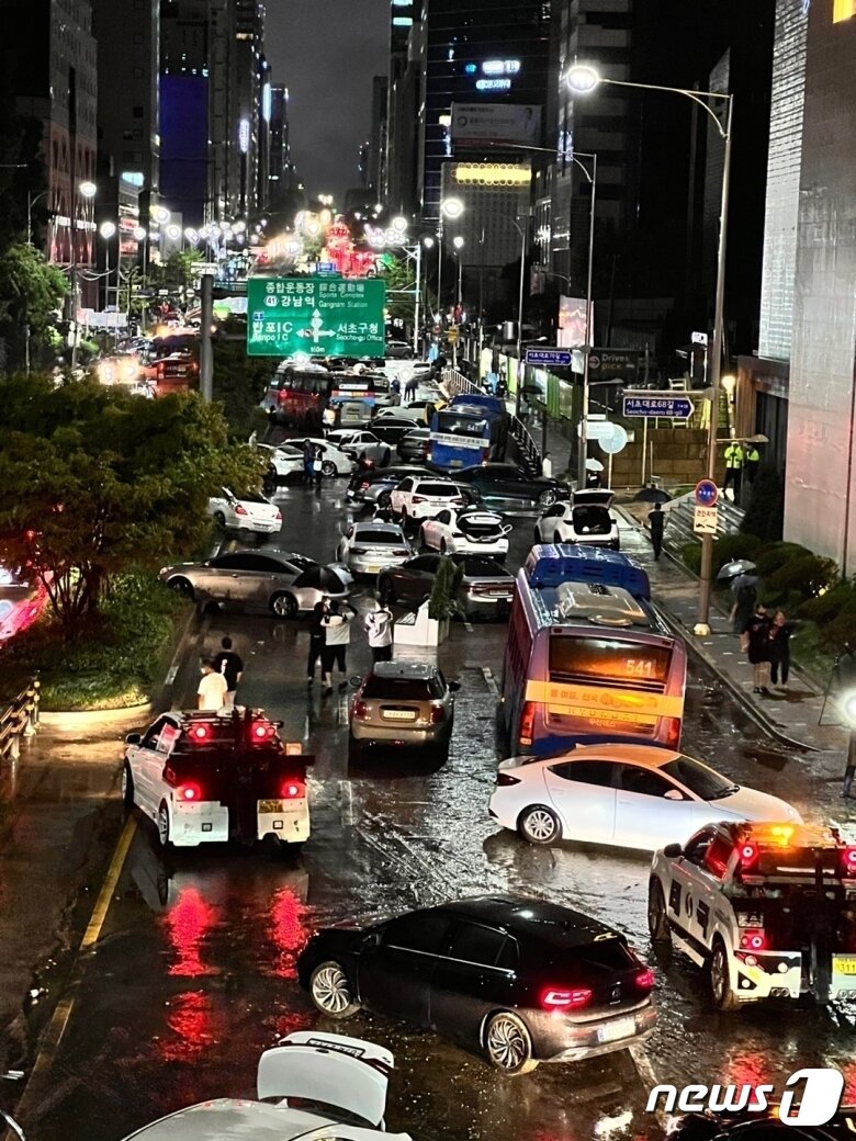 본문 이미지 - 8일 밤 강남대로에서 폭우로 인해 침수된 차량들이 도로에 멈춰서 있다. (SLR 캡쳐) 2022.8.8/뉴스1 ⓒ News1 이성철 기자