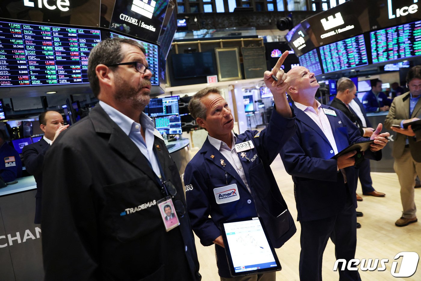 본문 이미지 - 뉴욕증시의 트레이더들이 전광판을 지켜보고 있다. ⓒ 로이터=뉴스1