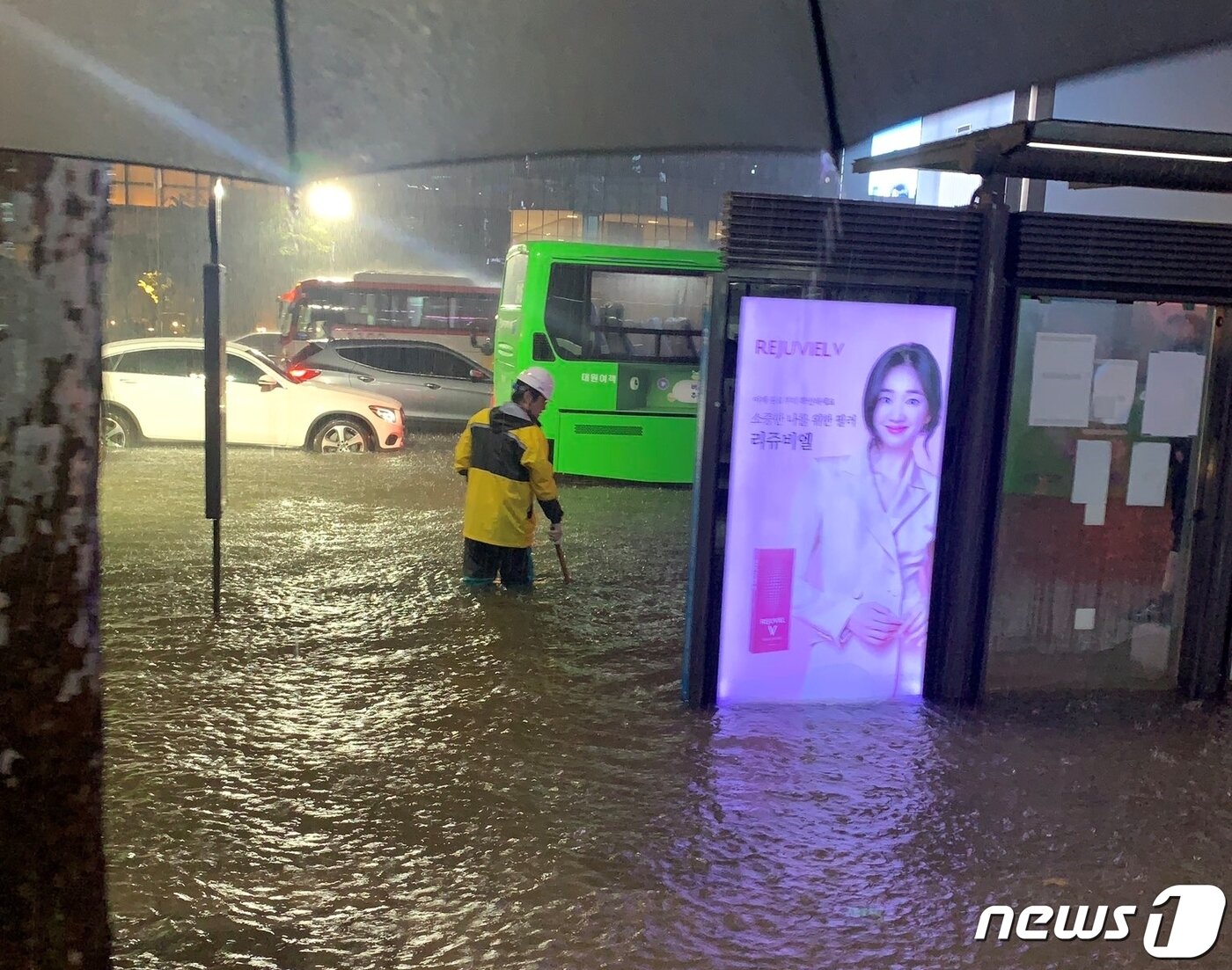 본문 이미지 - 삼성역 인근에서 쓰레기를 치우는 듯한 남성. (트위터 갈무리) ⓒ 뉴스1