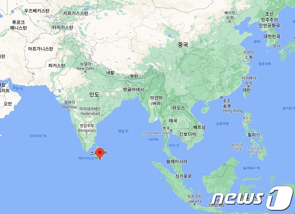 본문 이미지 - 함반토타 항구는 스리랑카 남단에 위치, 아시아와 유럽을 잇는 주요 항로를 끼고 있다. 스리랑카가 인프라 개발 명목으로 중국으로부터 들여온 막대한 차관을 갚지 못해 2017년 운영권이 중국에 넘어갔다. ⓒ Google map