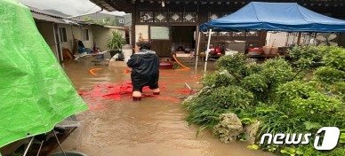 지난 8일 오후 6시30분께 경기 남양주시 수동면 운수리 한 마을이 집중호우로 물에 잠긴 모습.&#40;남양주시 제공&#41;ⓒ 뉴스1