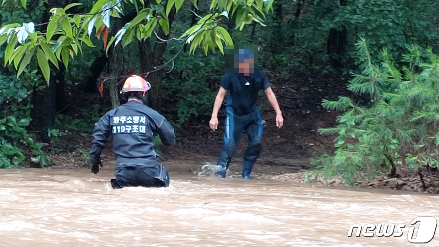 본문 이미지 - 지난 8일 낮 12시32분께 양주시 백석읍 광백저수지에서도 폭우로 불어난 물에 주민 1명이 저수지 건너편에 고립돼 출동한 119구조대가 약 50분 만에 구출했다.(경기도북부소방본부 제공)ⓒ 뉴스1