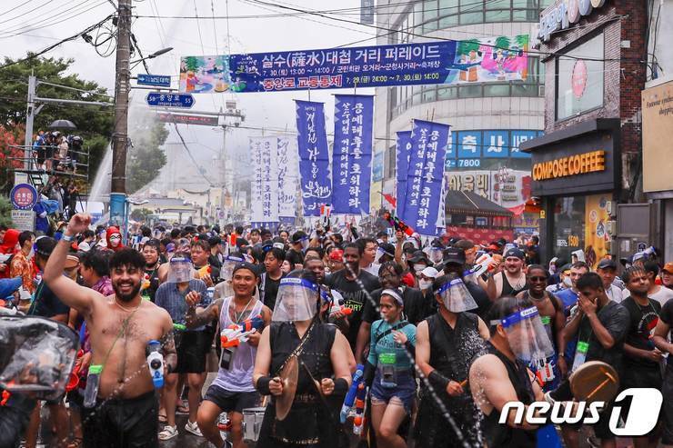 제15회 정남진 장흥물축제의 프로그램 중 하나인 살수대첩 물싸움놀이 모습./뉴스1 ⓒ News1 