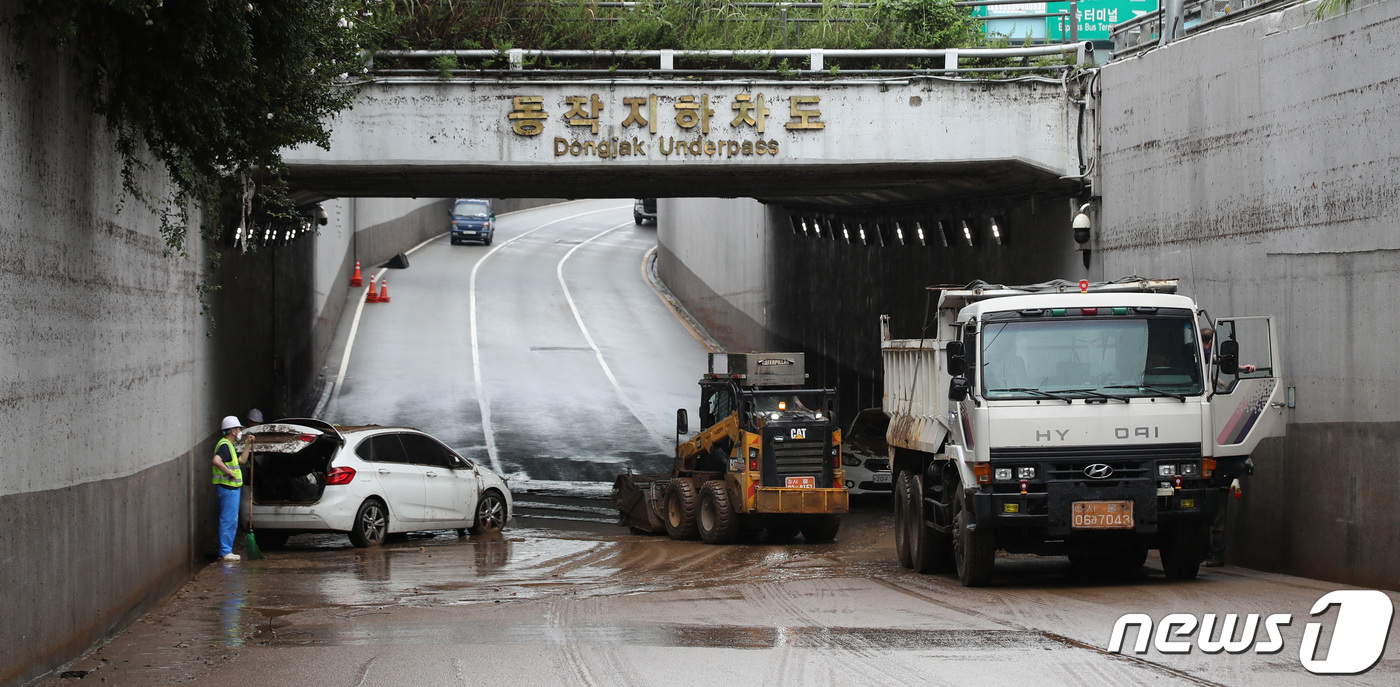 (서울=뉴스1) 박지혜 기자 = 9일 오전 지난밤 중부지역에 기록적인 폭우로 물에 잠긴 서울 동작지하차도에서 관계자들이 복구작업을 벌이고 있다. 2022.8.9/뉴스1
