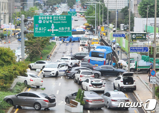 9일 오전 서울 서초구 서초동 진흥아파트 일대에 전날 쏟아진 폭우에 고립됐던 차량들이 뒤엉켜 있다. 2022.8.9/뉴스1 © News1 박세연 기자