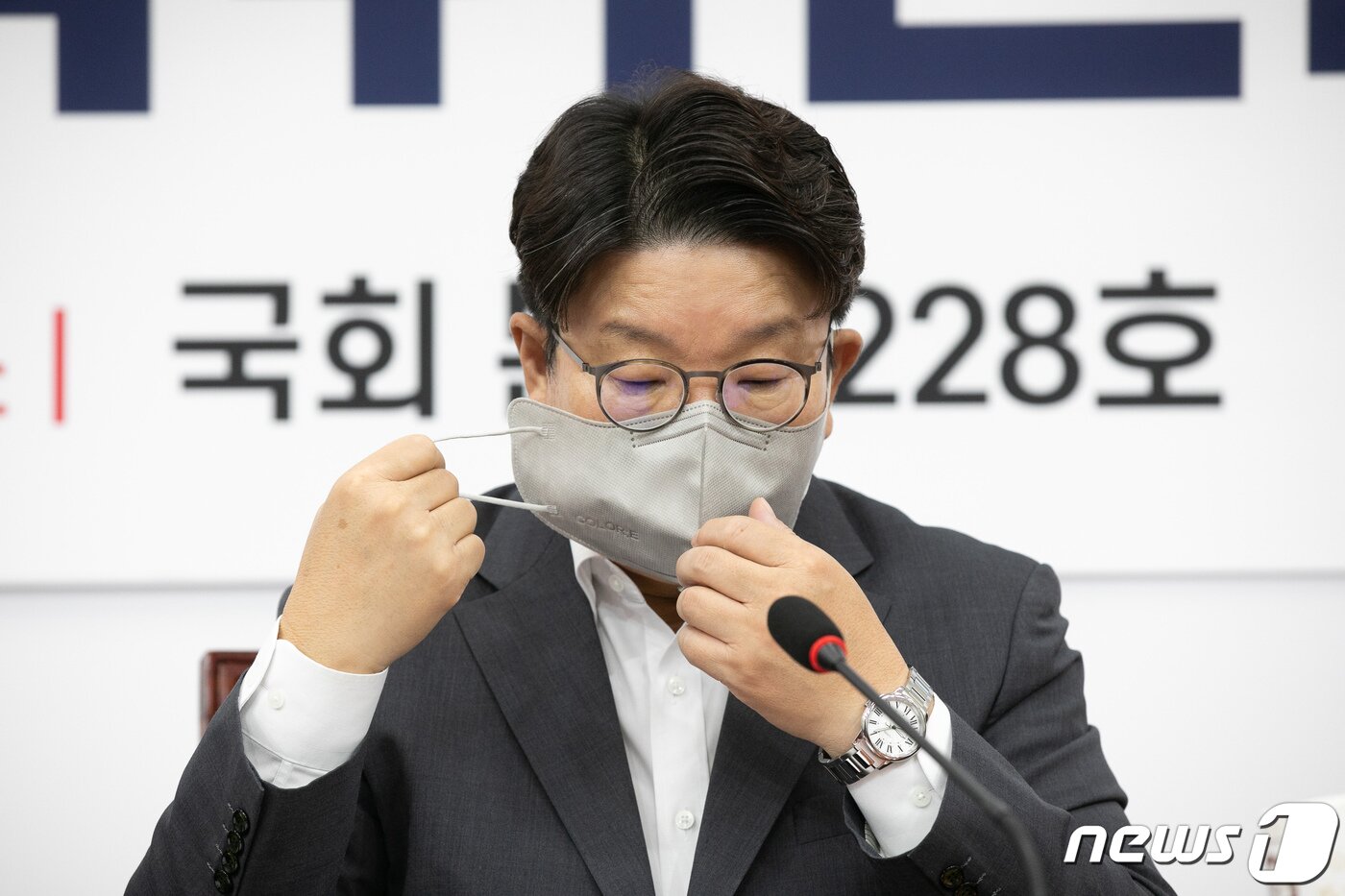 본문 이미지 - 권성동 국민의힘 당대표 직무대행 겸 원내대표가 9일 서울 여의도 국회에서 열린 제3차 전국위원회에서 인사말을 위해 마스크를 벗고 있다. (공동취재) 2022.8.9/뉴스1 ⓒ News1 유승관 기자