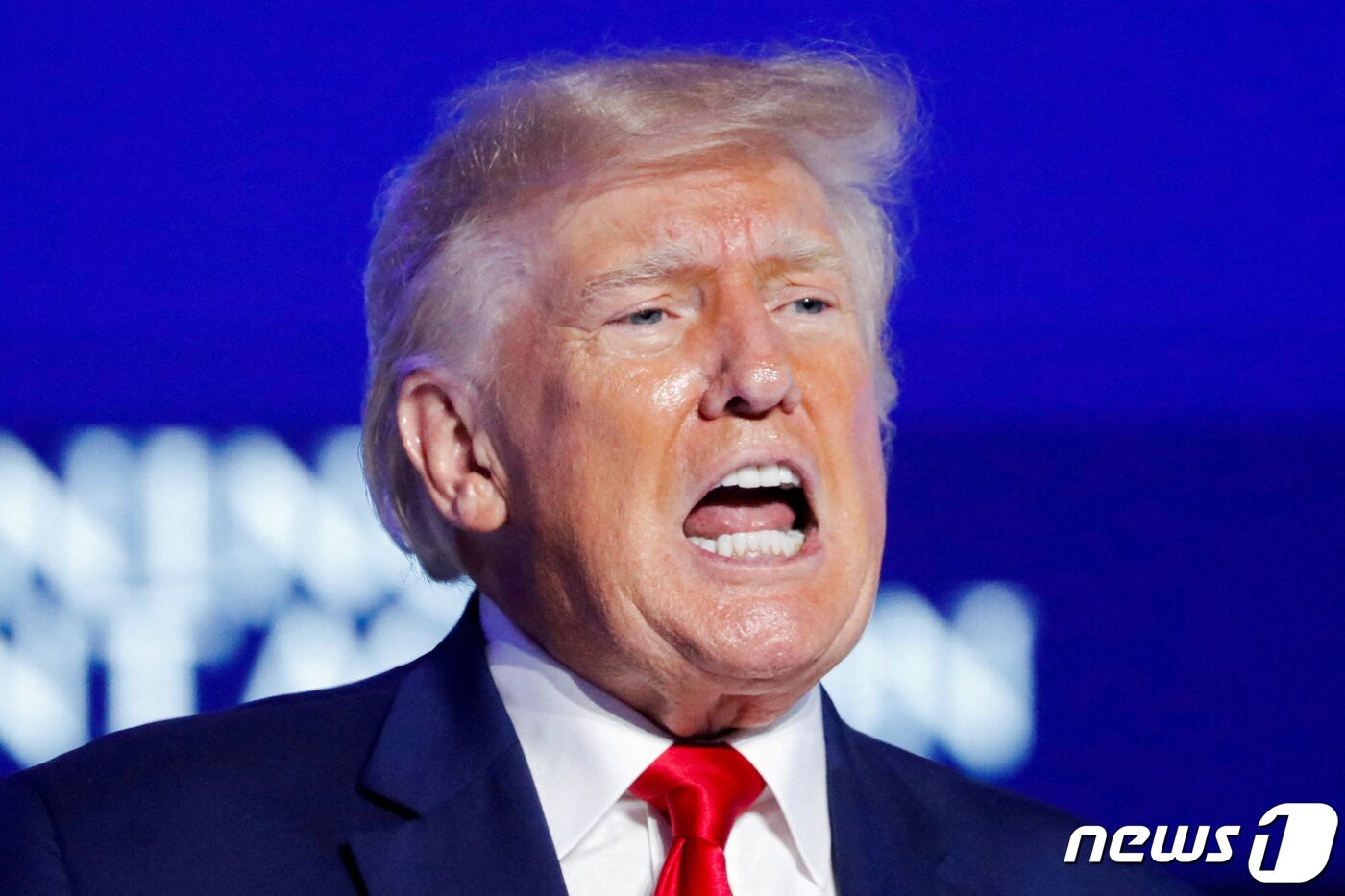 본문 이미지 - 도널드 트럼프 전 미국 대통령이 플로리다 탐파 개최 터닝포인트 미국 학생행동정상회의에서 연설하고 있다. 2022. 7. 23. ⓒ 로이터=뉴스1 ⓒ News1 최서윤 기자