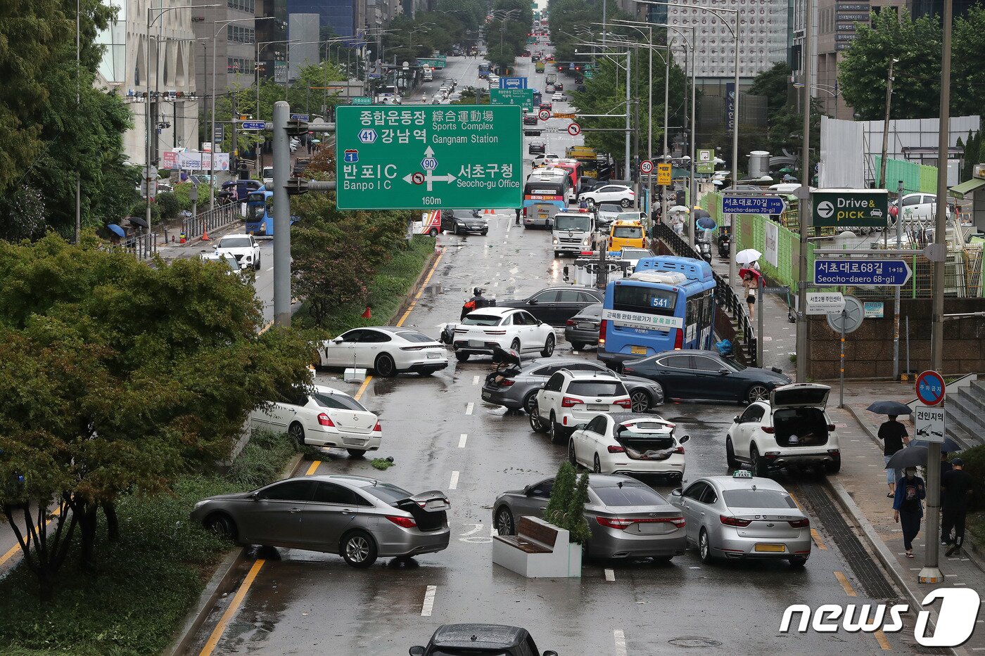 본문 이미지 - 서울을 비롯한 중부지역에 기록적인 폭우가 내린 9일 오전 서울 서초구 서초동 진흥아파트 앞 서초대로에 전날 쏟아진 폭우에 침수, 고립된 차량들이 뒤엉켜 있다. 2022.8.9/뉴스1 ⓒ News1 박세연 기자