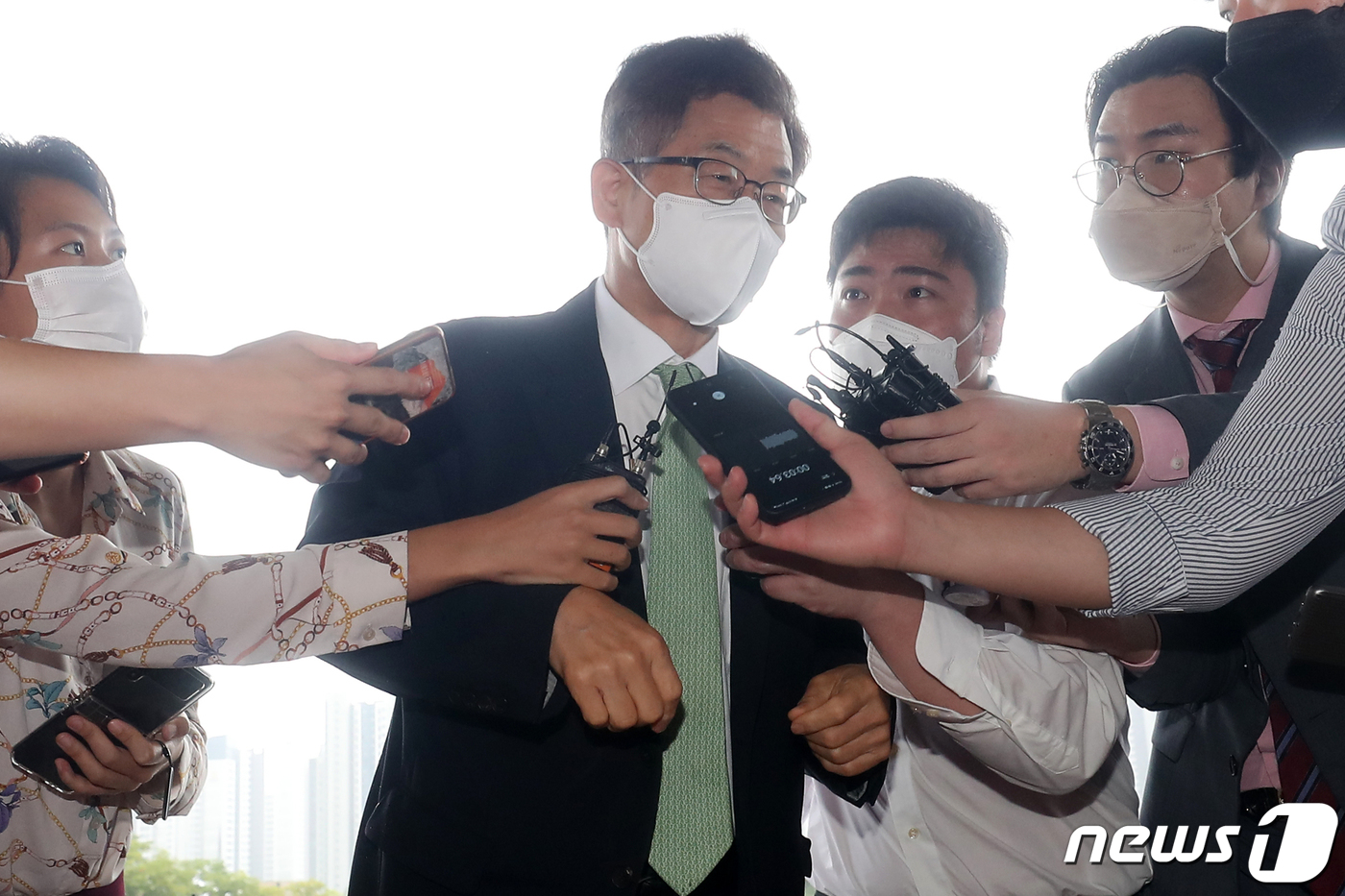 (과천=뉴스1) 민경석 기자 = 구본민 법무법인 강남 변호사가 9일 오전 경기 과천 법무부에서 열린 사면심사위원회에 외부 위원 자격으로 참석하고 있다. 2022.8.9/뉴스1