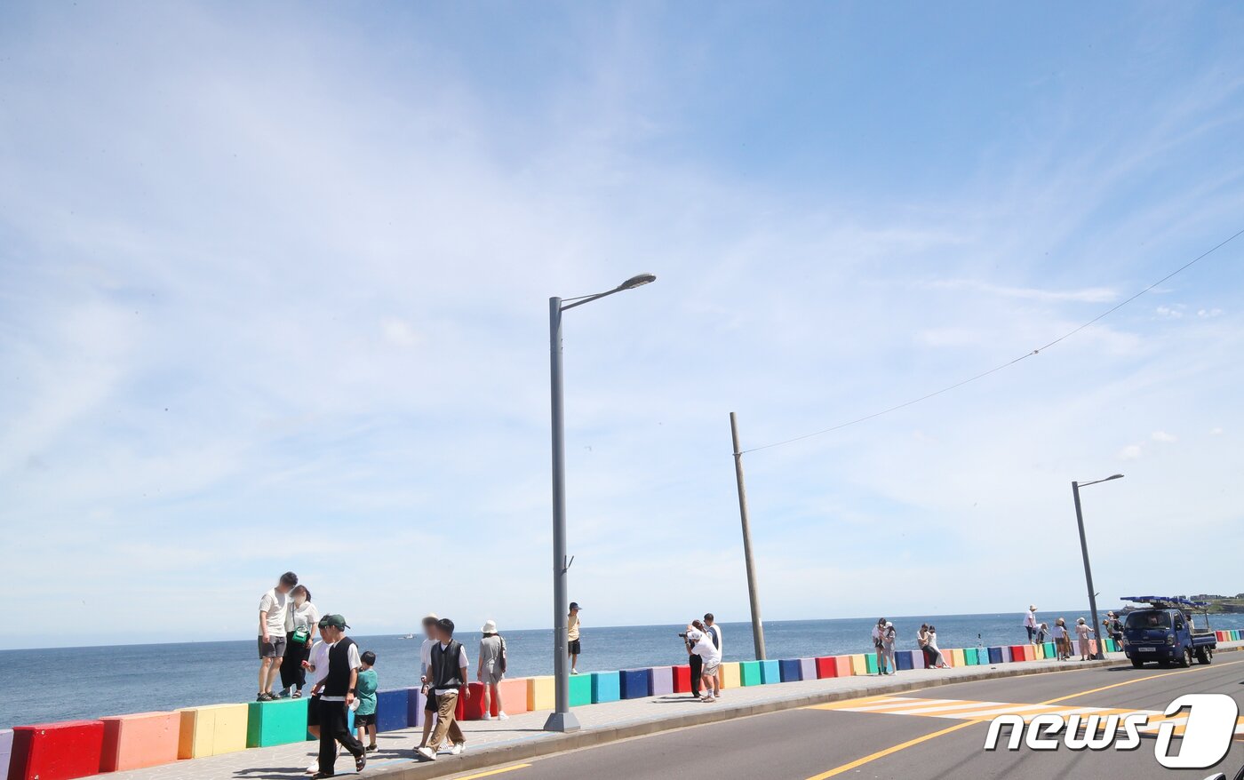 본문 이미지 - 산지를 제외한 제주 전역에 폭염특보가 발효 중인 9일 오전 제주시 용담해안도로에서 관광객들이 맑은 여름 날씨를 즐기고 있다. 2022.8.9/뉴스1 ⓒ News1 오현지 기자