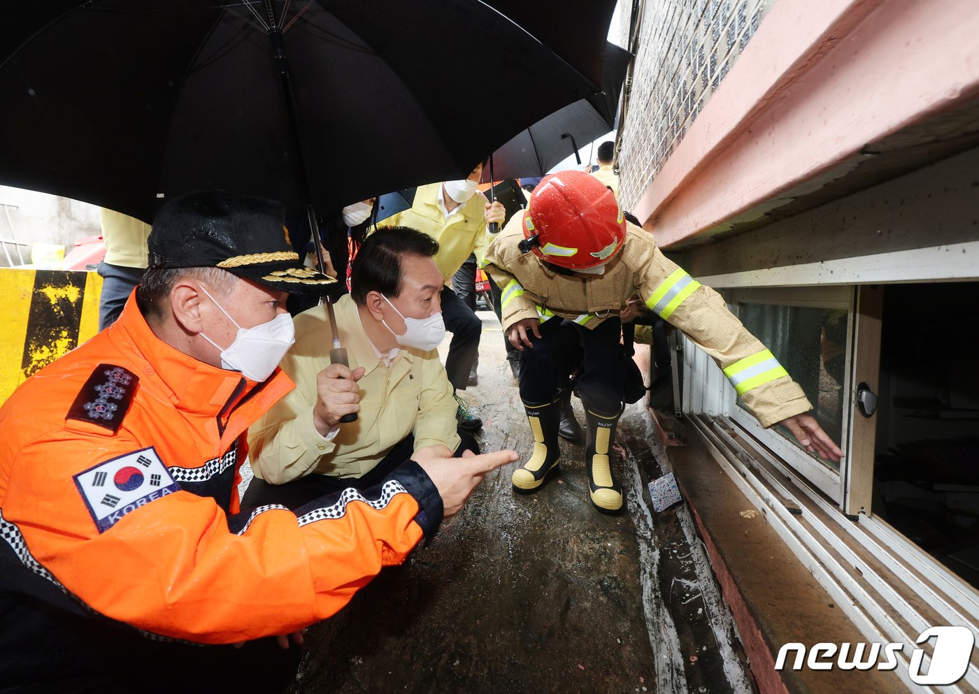 본문 이미지 - 윤석열 대통령이 서울 관악구 신림동의 침수 피해 현장을 둘러보고 있다. (대통령실사진기자단) 2022.8.9/뉴스1 ⓒ News1 오대일 기자