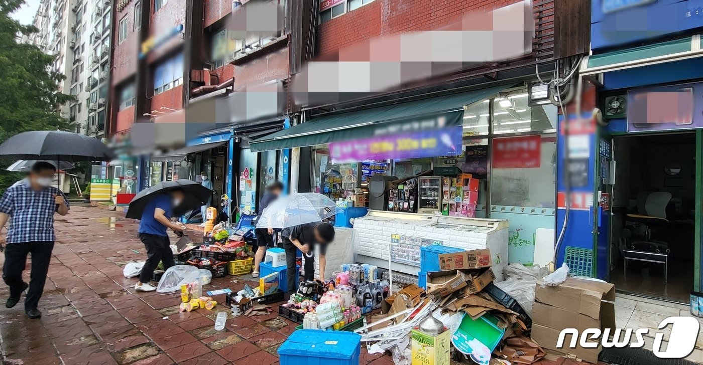 9일 오전 서울 서초구 진흥아파트 앞 상가 편의점이 침수된 물건을 내놓고 있다. 22.08.09/뉴스1 ⓒ 뉴스1 이비슬 기자