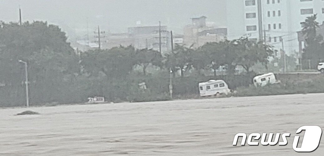 본문 이미지 - 9일 강원도 주요 도시에 200㎜ 안팎의 비가 쏟아진 가운데 이날 오전 원주시 문막읍 문막교 주변 둔치에 있던 카라반이 상류로 옮겨져 있다. 2022.8.9/뉴스1 신관호 기자