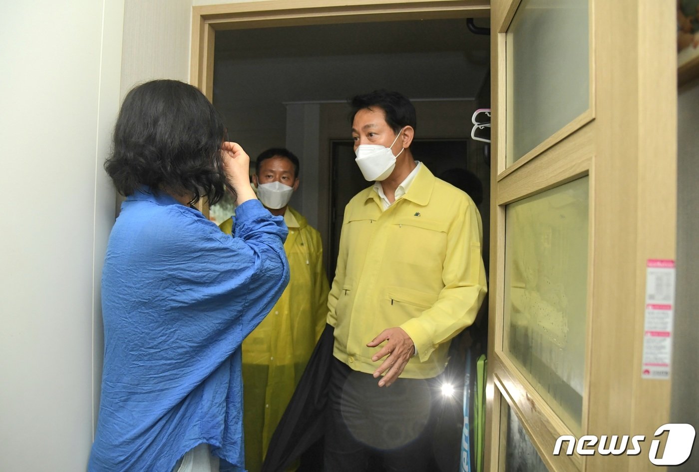 본문 이미지 - 오세훈 서울시장이 지난 9일 전날 내린 폭우로 산사태가 발생한 서울 구로구 개봉동을 찾아 주민과 대화를 나누고 있다. (서울시 제공) /뉴스1