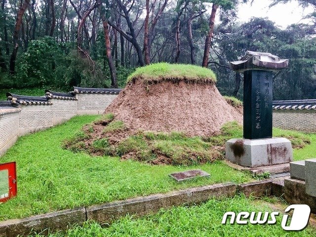 경기 남양주 영빈묘 봉분 표면 붕괴. &#40;문화재청 제공&#41; ⓒ 뉴스1