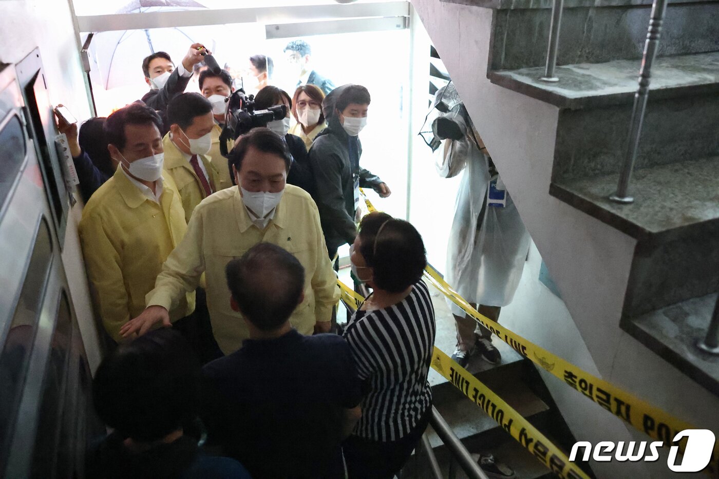 본문 이미지 - 윤석열 대통령이 지난 9일 간밤 폭우로 일가족 3명이 사망한 서울 관악구 신림동의 다세대 주택 현장을 찾아 주민들을 위로하고 있다. (대통령실 제공) /뉴스1 ⓒ News1 오대일 기자