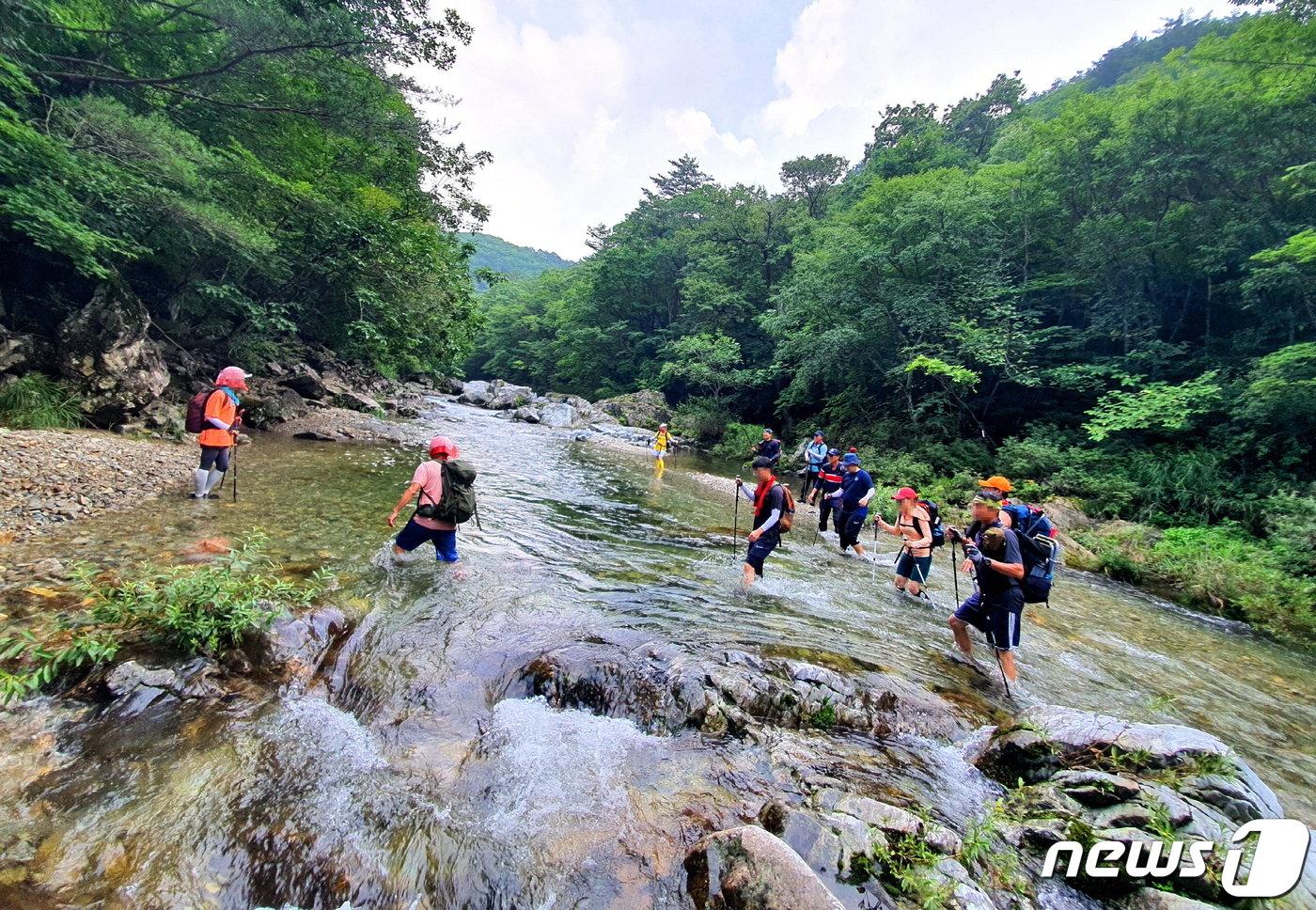 본문 이미지 - 계곡물을 건너는 사람들. 하류까지 이런 물길을 열댓 번 넘어야 한다 ⓒ 뉴스1
