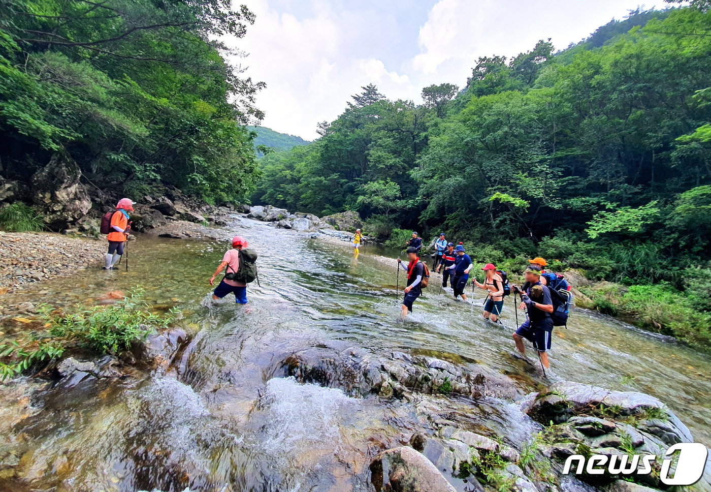 계곡물을 건너는 사람들. 하류까지 이런 물길을 열댓 번 넘어야 한다 ⓒ 뉴스1