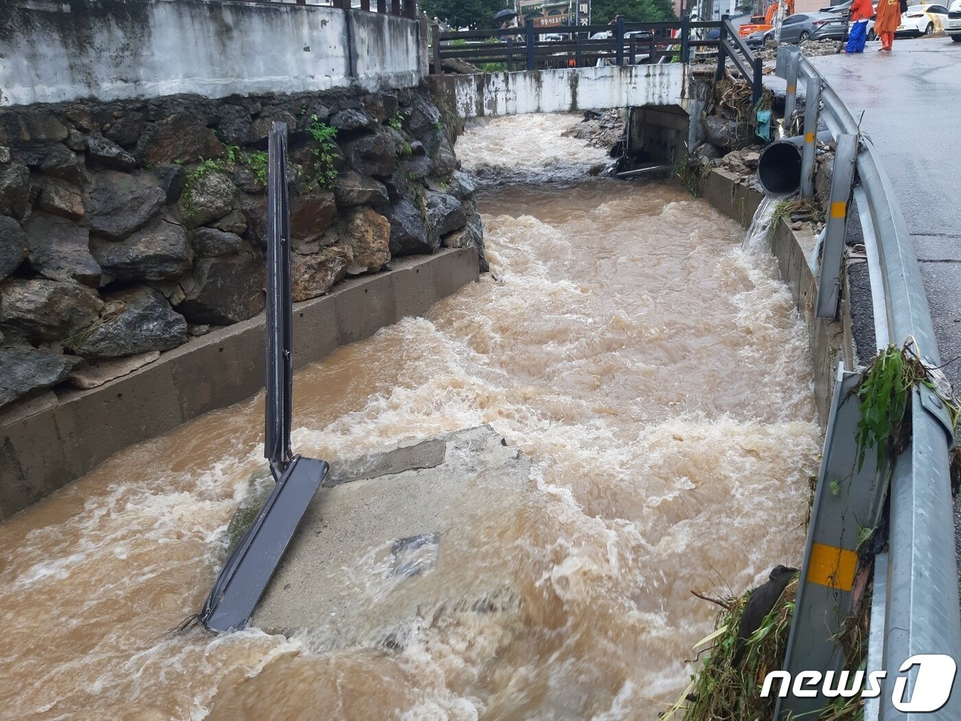 본문 이미지 - 휩쓸려 내려 간 버스정류장.ⓒ 뉴스1 유재규 기자