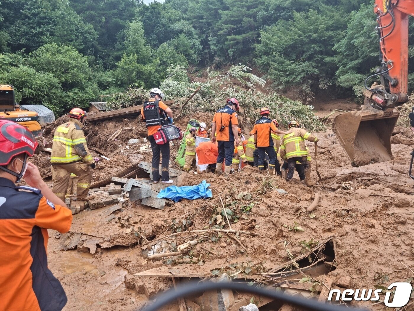 본문 이미지 - 9일 낮 12시 54분쯤 강원 횡성군 둔내면 현천리 인근 산에서 산사태가 발생했다는 신고를 접수 받은 소방당국이 주택 안에 있던 70대 남성을 구조하고 있다.(강원도소방본부 제공)ⓒ 뉴스1