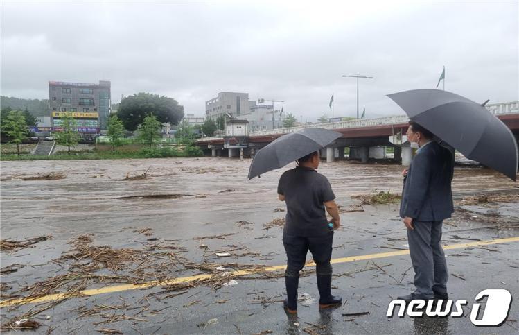 본문 이미지 - 9일 기록적 폭우로 강원 원주시 내 곳곳에서 피해가 발생한 가운데, 이날 원강수&#40;오른쪽&#41; 원주시장이 피해지역을 확인하면서 조치에 나서고 있다. &#40;원주시 제공&#41; 2022.9.9/뉴스1 신관호 기자