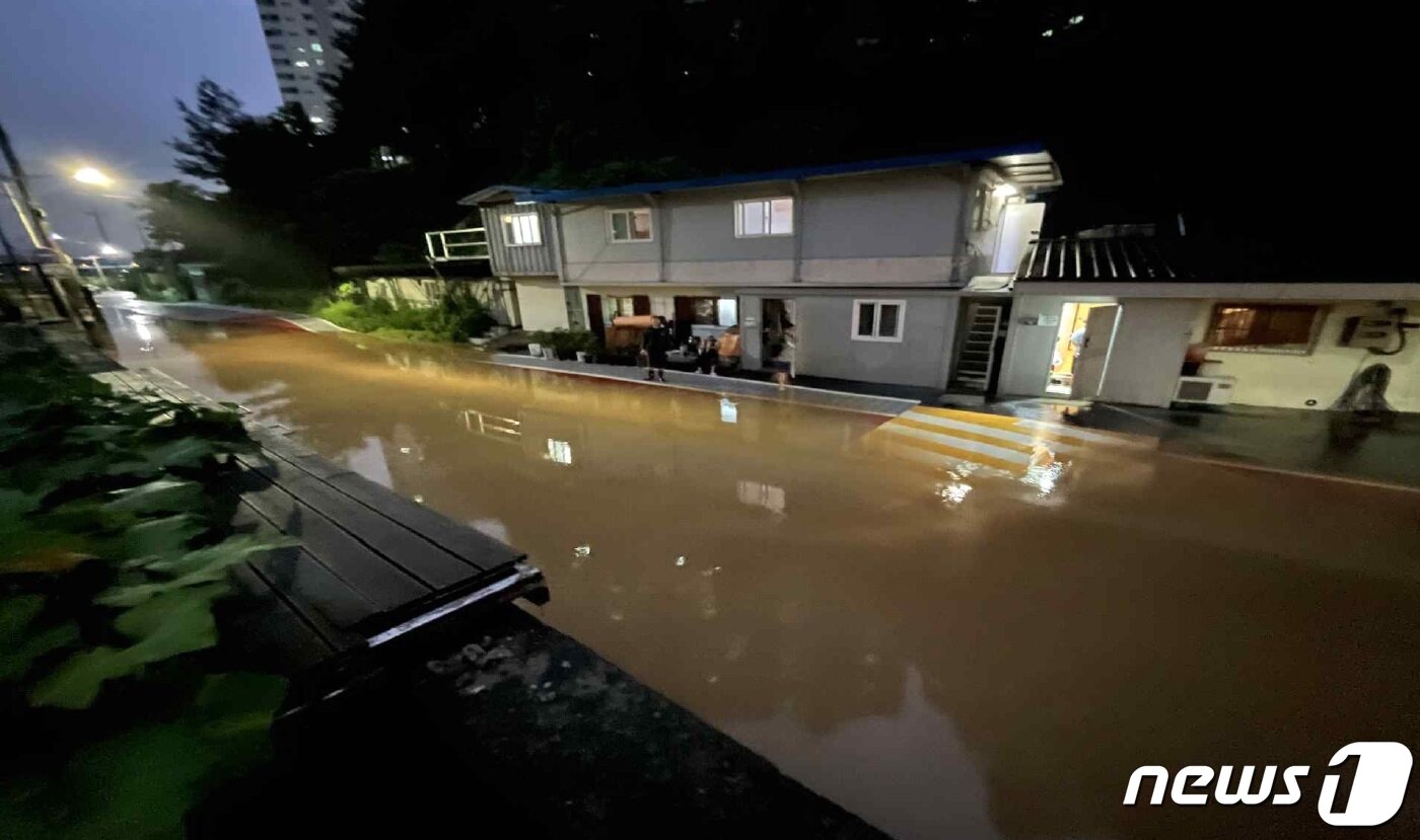 본문 이미지 - 지난 8일 오후 8시께 경기 남양주시 퇴계원읍 신하촌마을 앞 도로가 침수된 모습. ⓒ 뉴스1