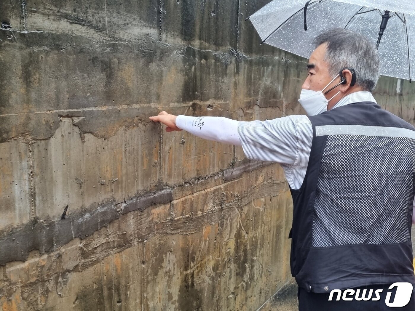 본문 이미지 - 9일 김석종 신하촌마을 비상대책위원장이 불안한 눈으로 제방을 바라보고 있다. ⓒ 뉴스1