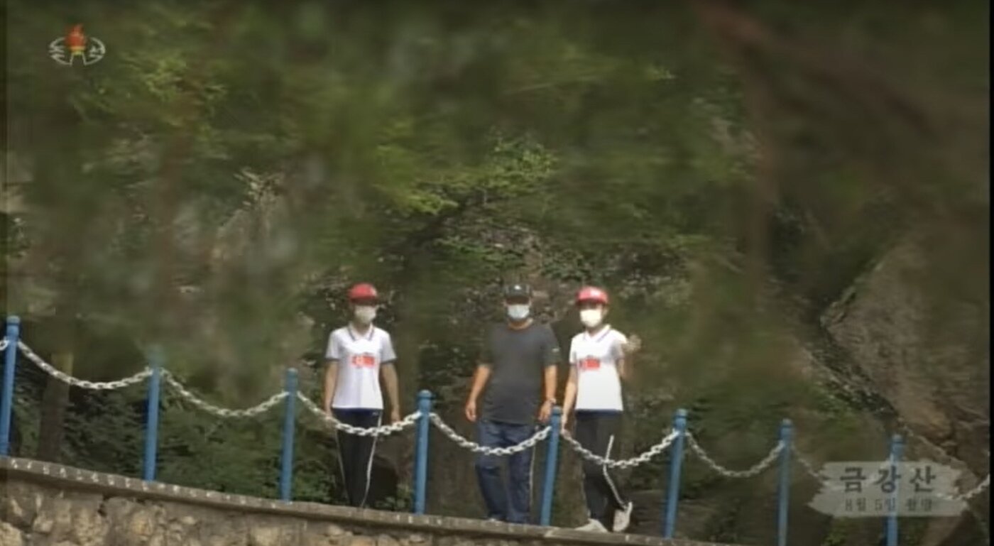 본문 이미지 - 금강산관광안내사 해설원이 금강산을 안내하고 있다. (조선중앙TV 갈무리 )ⓒ 뉴스1