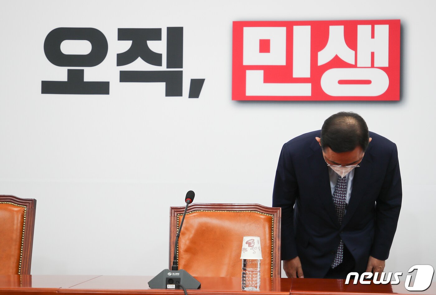 본문 이미지 - 국민의힘 비상대책위원장으로 선출된 주호영 의원이 9일 국회 본청 당대표회의실에서 열린 기자간담회에 앞서 인사를 하고 있다. (공동취재) 2022.8.9/뉴스1 ⓒ News1 허경 기자