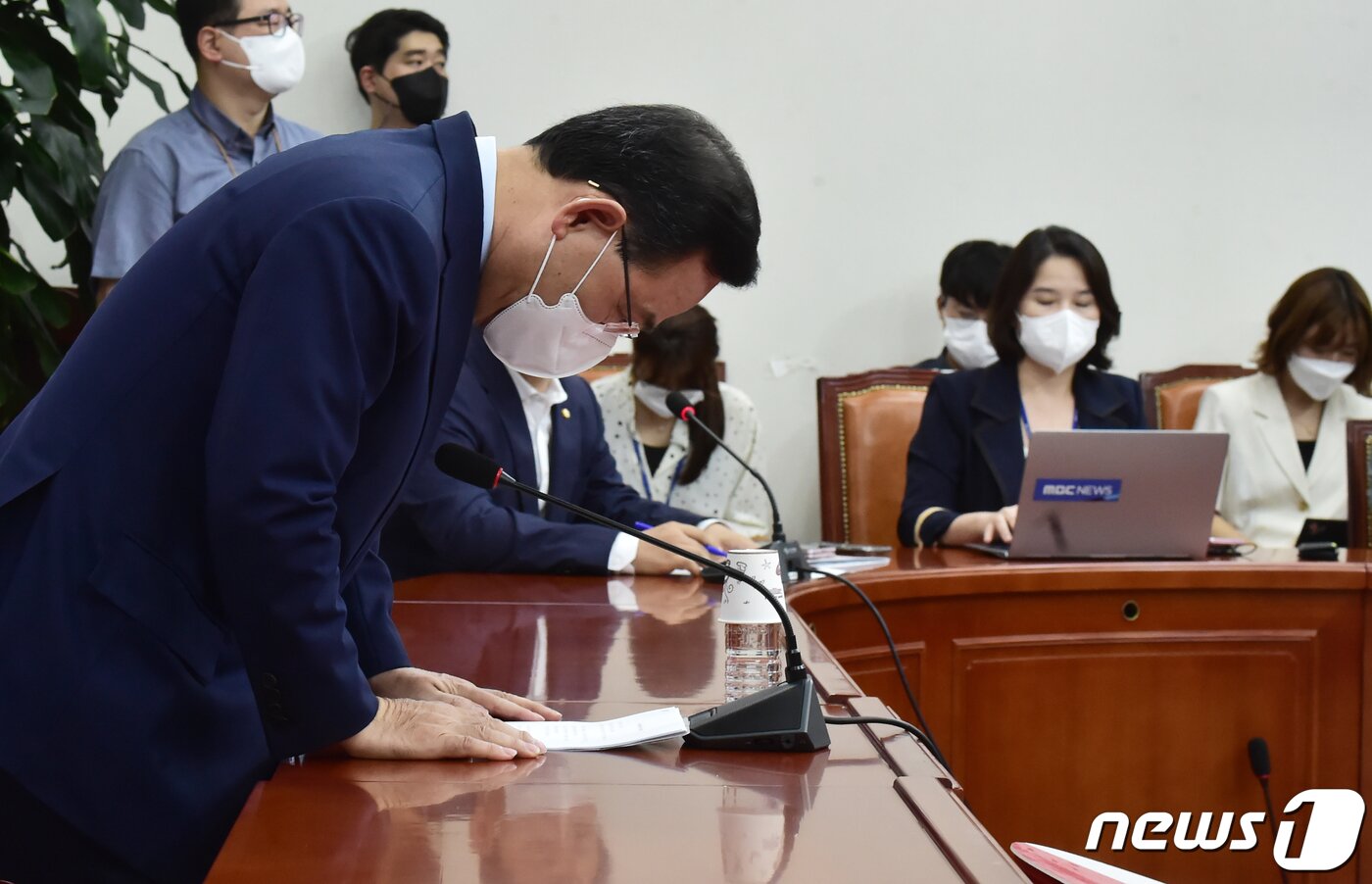 본문 이미지 - 국민의힘 비상대책위원장으로 선출된 주호영 의원이 9일 국회 본청 당대표회의실에서 열린 기자간담회에 앞서 인사를 하고 있다. (공동취재) 2022.8.9/뉴스1 ⓒ News1 허경 기자