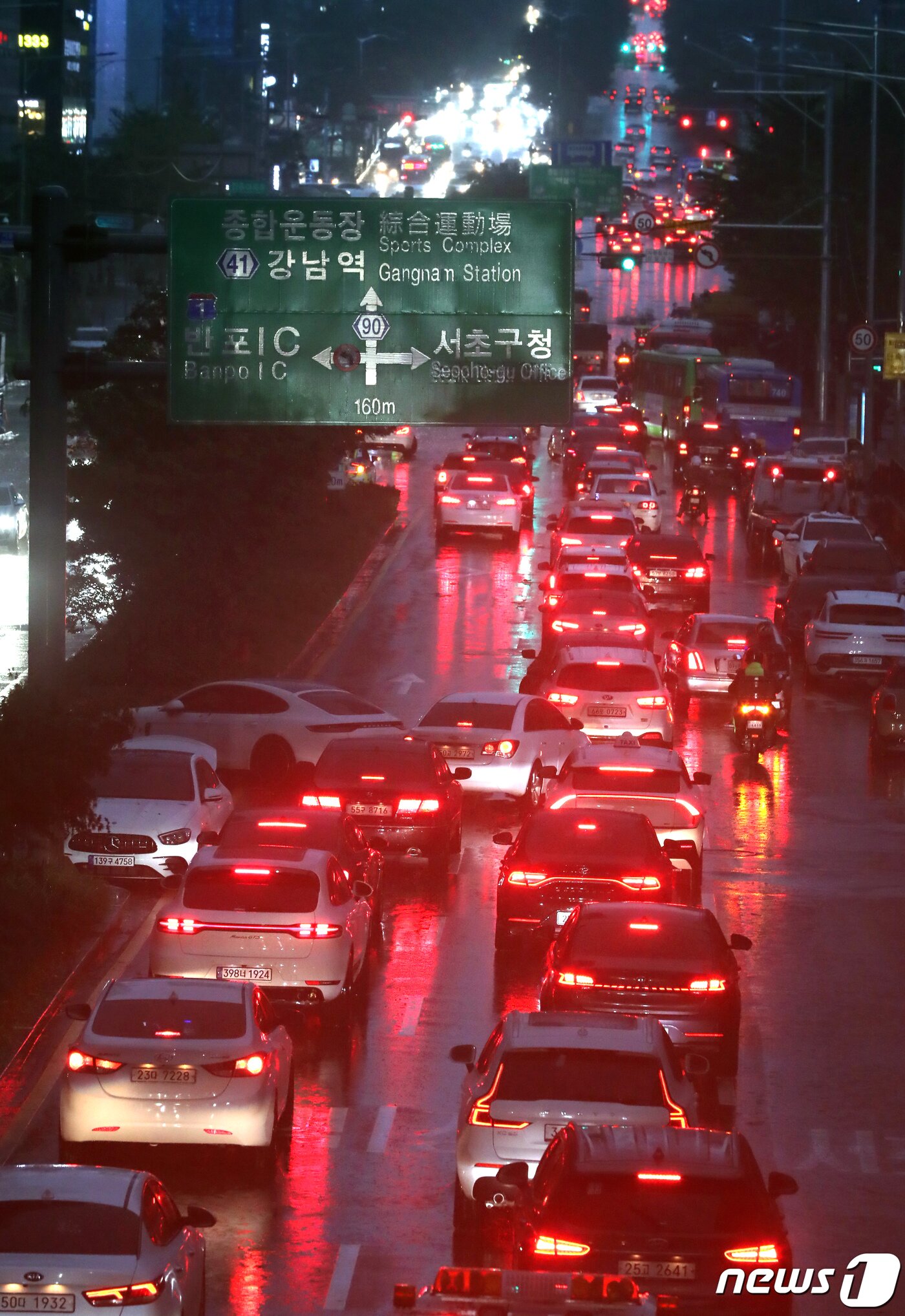 본문 이미지 - 서울 등 수도권을 중심으로 기록적인 폭우가 이어진 9일 오후 서울 서초구 서초대로가 지난 밤 침수로 방치된 차량과 퇴근길을 나선 차량들로 엉키고 있다. 2022.8.9/뉴스1 ⓒ News1 장수영 기자
