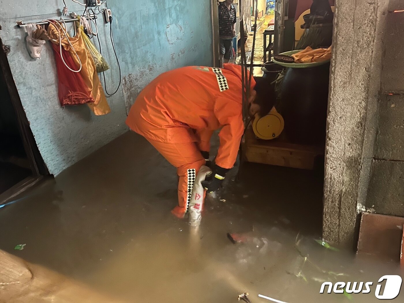 본문 이미지 - 수도권에 집중폭우가 내린 9일 오전 인천시 남동구 논현동의 한 주택이 침수돼 소방대원들이 배수 지원을 하고 있다. (인천소방본부 제공)2022.8.9/뉴스1 ⓒ News1 정진욱 기자