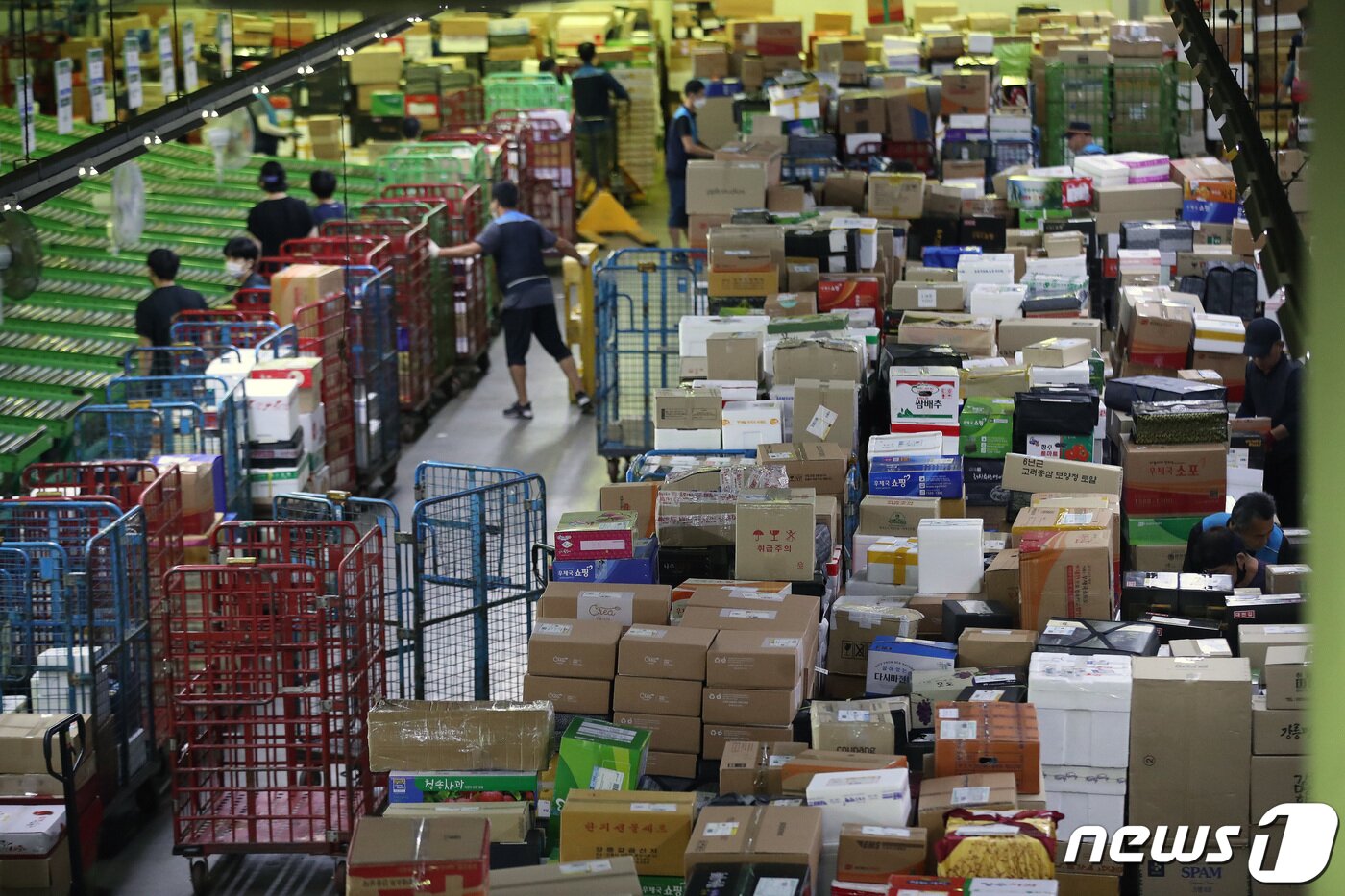 본문 이미지 - 추석 명절을 앞둔 1일 오전 서울 광진구 동서울우편물류센터에서 집배원 등 직원들이 택배를 분류하고 있다. 올 추석 명절 소포우편물은 약 1,917만개가 접수될 것으로 예상되고 있다. 2022.9.1/뉴스1 ⓒ News1 임세영 기자