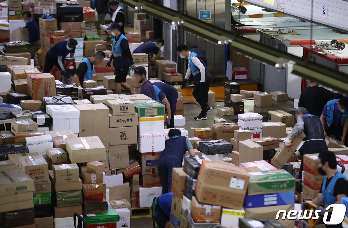 본문 이미지 - 추석 명절을 앞둔 1일 오전 서울 광진구 동서울우편물류센터에서 집배원 등 직원들이 택배를 분류하고 있다. 올 추석 명절 소포우편물은 약 1,917만개가 접수될 것으로 예상되고 있다. 2022.9.1/뉴스1 ⓒ News1 임세영 기자