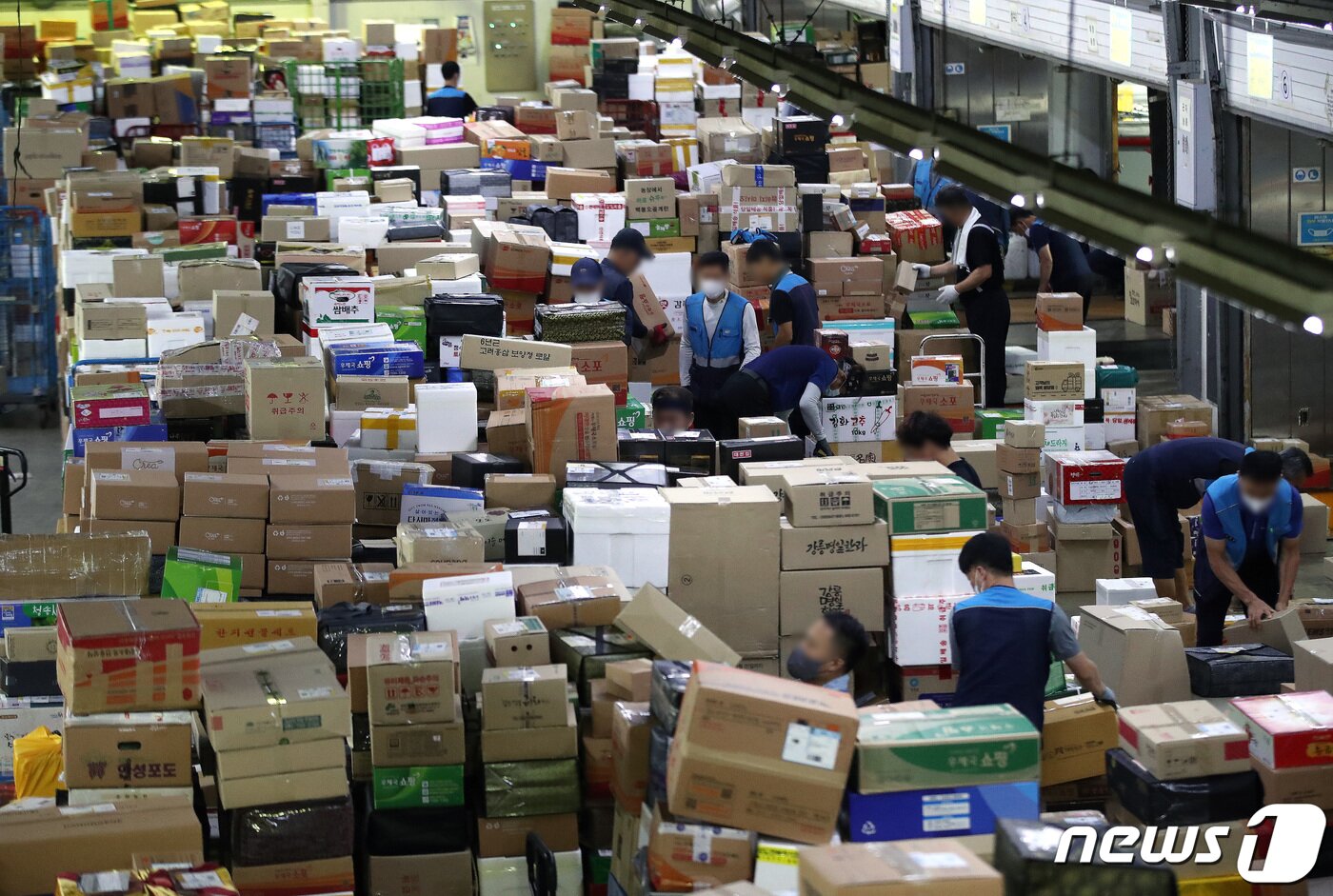 본문 이미지 - 추석 명절을 앞둔 1일 오전 서울 광진구 동서울우편물류센터에서 집배원 등 직원들이 택배를 분류하고 있다. 올 추석 명절 소포우편물은 약 1,917만개가 접수될 것으로 예상되고 있다. 2022.9.1/뉴스1 ⓒ News1 임세영 기자