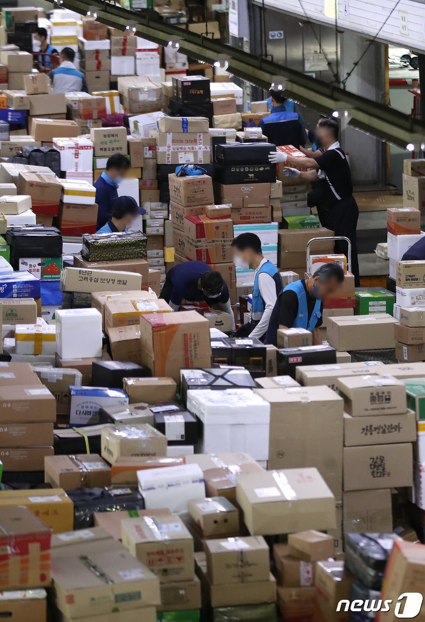 본문 이미지 - 추석 명절을 앞둔 1일 오전 서울 광진구 동서울우편물류센터에서 집배원 등 직원들이 택배를 분류하고 있다. 올 추석 명절 소포우편물은 약 1,917만개가 접수될 것으로 예상되고 있다. 2022.9.1/뉴스1 ⓒ News1 임세영 기자