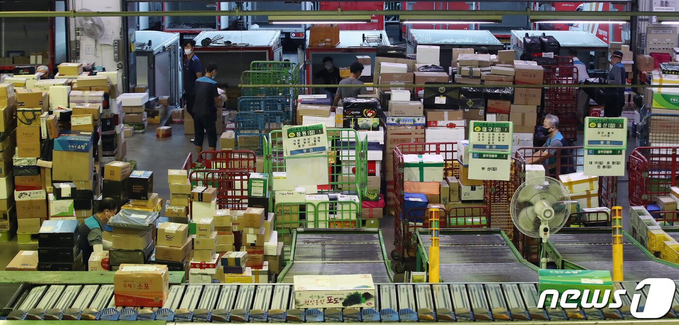 본문 이미지 - 추석 명절을 앞둔 1일 오전 서울 광진구 동서울우편물류센터에서 집배원 등 직원들이 택배를 분류하고 있다. 올 추석 명절 소포우편물은 약 1,917만개가 접수될 것으로 예상되고 있다. 2022.9.1/뉴스1 ⓒ News1 임세영 기자