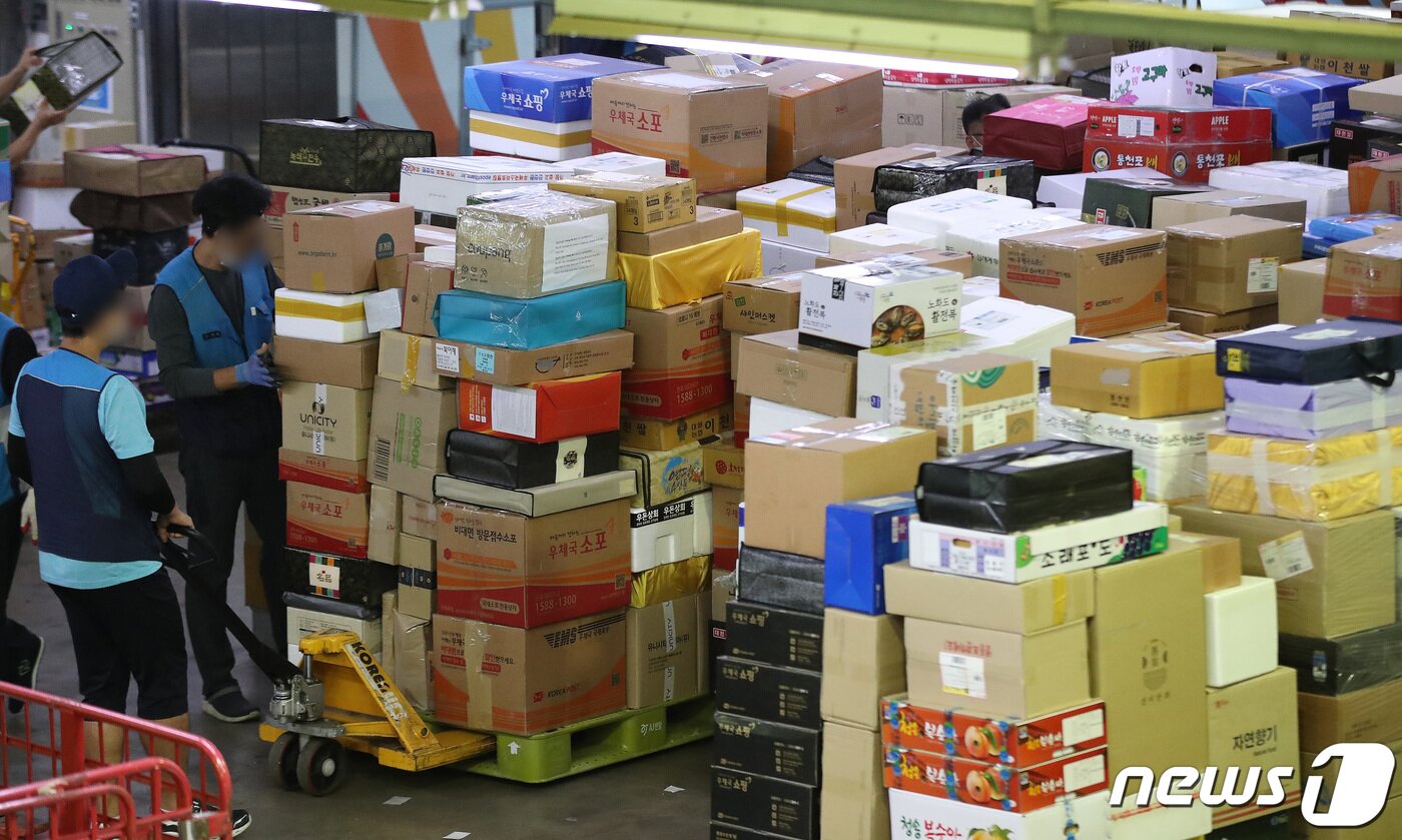 본문 이미지 - 추석 명절을 앞둔 1일 오전 서울 광진구 동서울우편물류센터에서 집배원 등 직원들이 택배를 분류하고 있다. 올 추석 명절 소포우편물은 약 1,917만개가 접수될 것으로 예상되고 있다. 2022.9.1/뉴스1 ⓒ News1 임세영 기자
