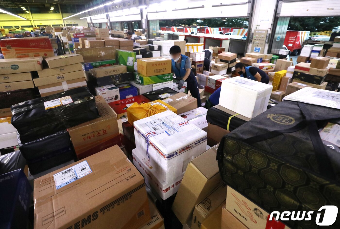 본문 이미지 - 추석 명절을 앞둔 1일 오전 서울 광진구 동서울우편물류센터에서 집배원 등 직원들이 택배를 분류하고 있다. 올 추석 명절 소포우편물은 약 1,917만개가 접수될 것으로 예상되고 있다. 2022.9.1/뉴스1 ⓒ News1 임세영 기자