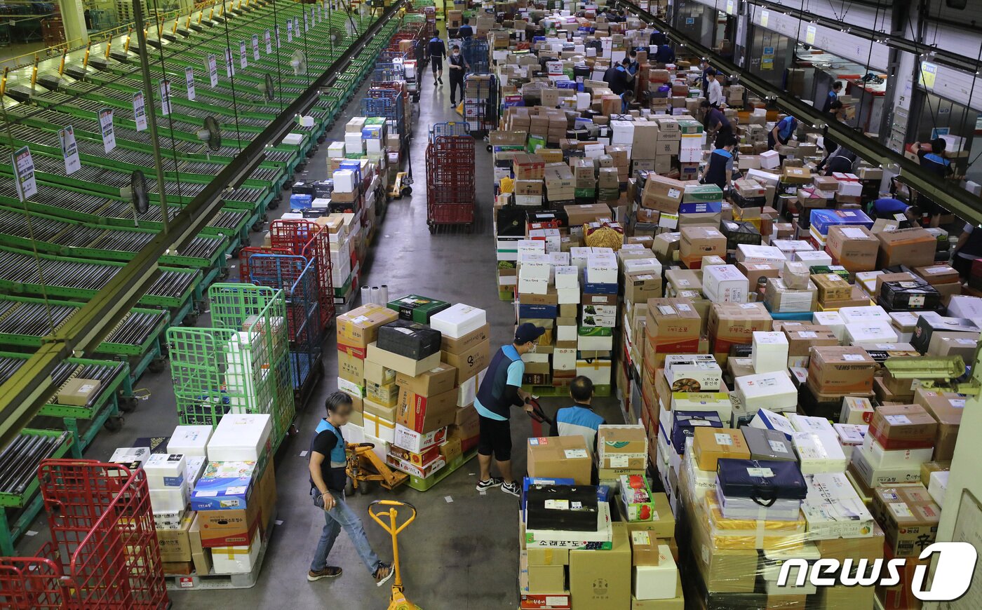 본문 이미지 - 추석 명절을 앞둔 1일 오전 서울 광진구 동서울우편물류센터에서 집배원 등 직원들이 택배를 분류하고 있다. 올 추석 명절 소포우편물은 약 1,917만개가 접수될 것으로 예상되고 있다. 2022.9.1/뉴스1 ⓒ News1 임세영 기자