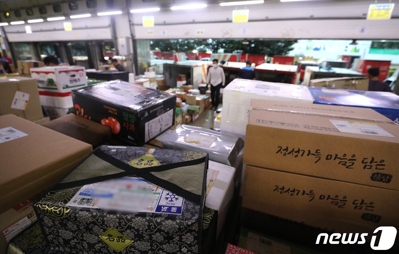 본문 이미지 - 추석 명절을 앞둔 1일 오전 서울 광진구 동서울우편물류센터에서 집배원 등 직원들이 택배를 분류하고 있다. 올 추석 명절 소포우편물은 약 1,917만개가 접수될 것으로 예상되고 있다. 2022.9.1/뉴스1 ⓒ News1 임세영 기자