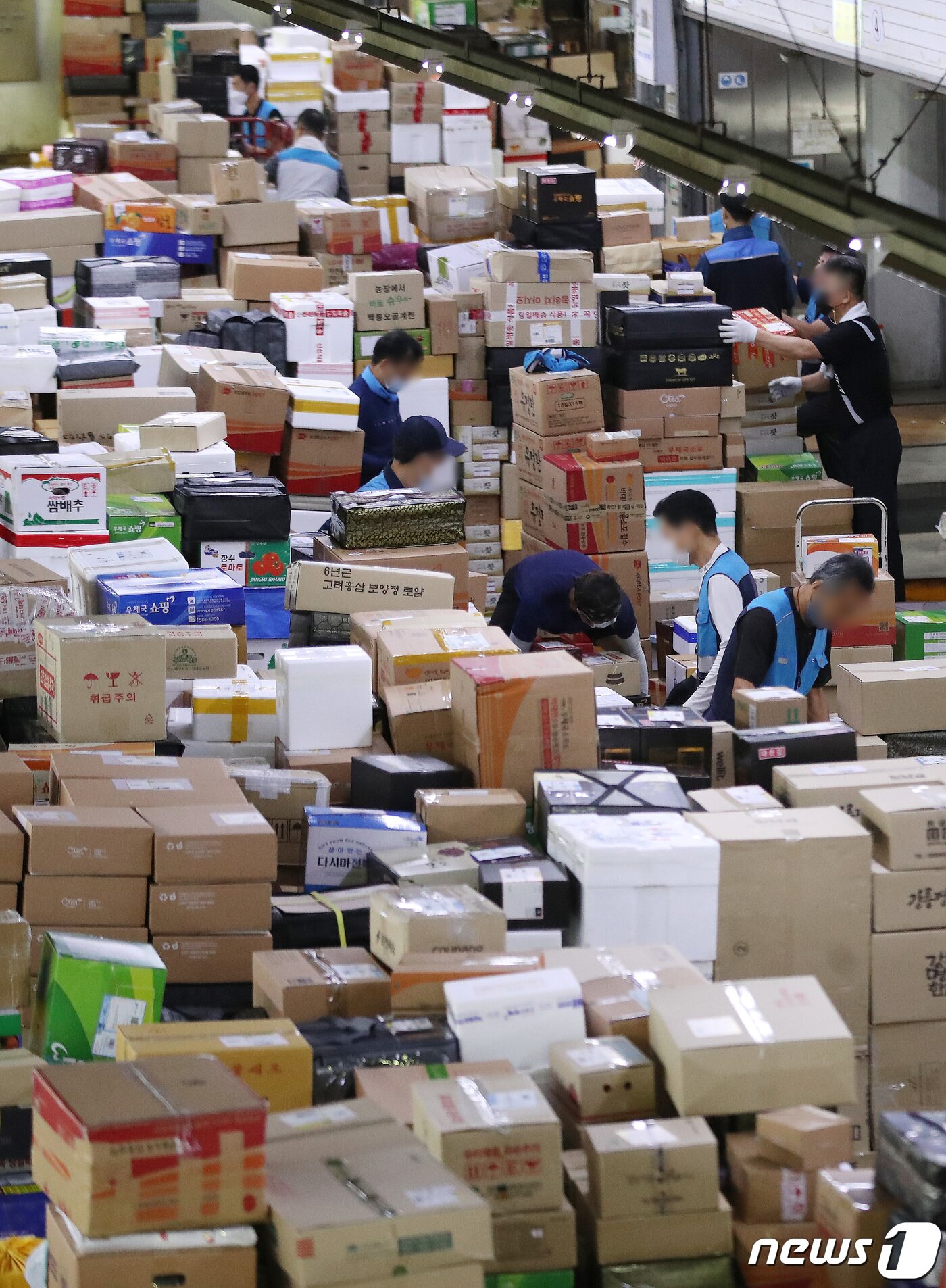 본문 이미지 - 추석 명절을 앞둔 1일 오전 서울 광진구 동서울우편물류센터에서 집배원 등 직원들이 택배를 분류하고 있다. 올 추석 명절 소포우편물은 약 1,917만개가 접수될 것으로 예상되고 있다. 2022.9.1/뉴스1 ⓒ News1 임세영 기자