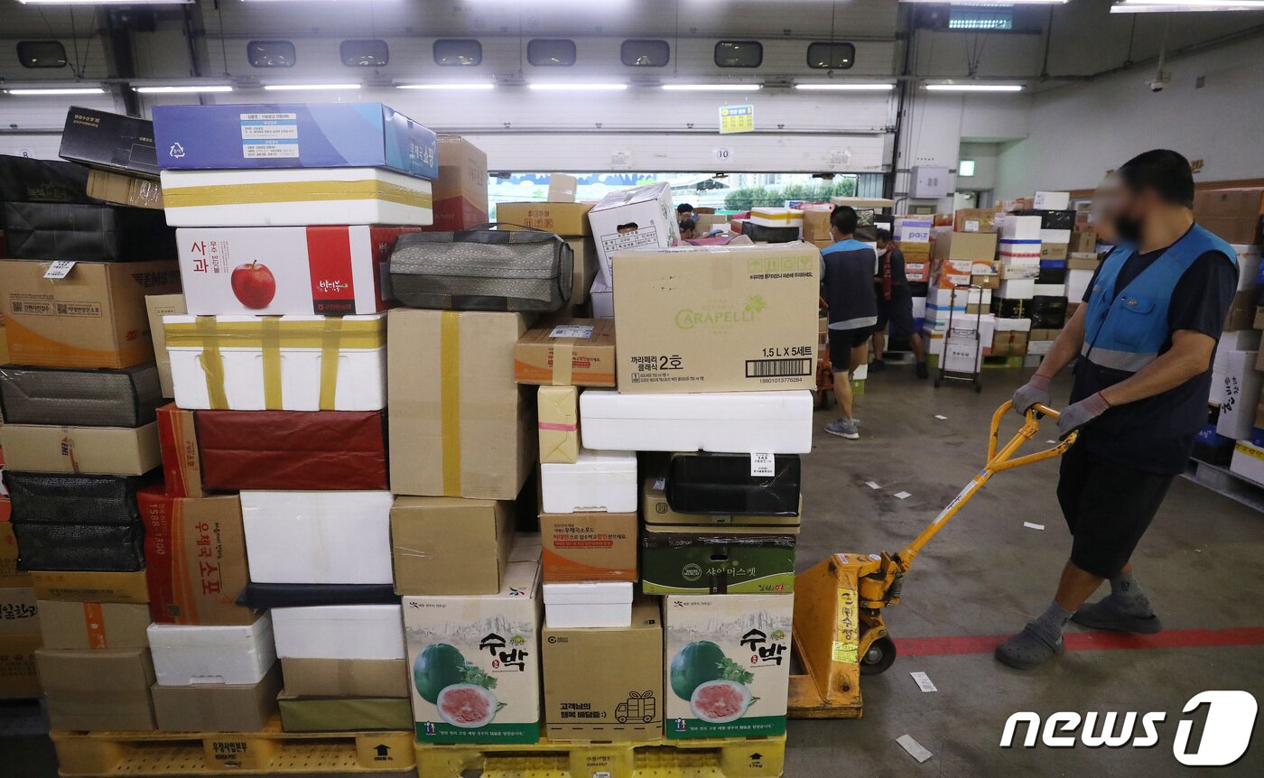 본문 이미지 - 추석 명절을 앞둔 1일 오전 서울 광진구 동서울우편물류센터에서 집배원 등 직원들이 택배를 분류하고 있다. 올 추석 명절 소포우편물은 약 1,917만개가 접수될 것으로 예상되고 있다. 2022.9.1/뉴스1 ⓒ News1 임세영 기자